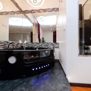 refined-suite-with-jacuzzi-in-trastevere.it-romehotels.com/
